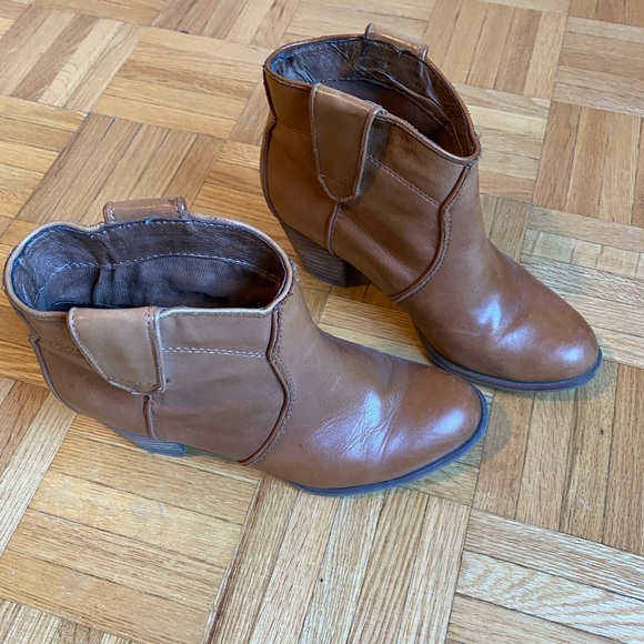 Also ankle boots - Picture 1 of 6